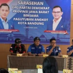 Partai Demokrat Jawa Barat menggelar tradisi kegiatan ’Demokrat Peduli dan Berbagi’’ dengan membagikan sembako kepada para sopir angkot