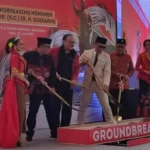 Ridwan Kamil bersama Sekretaris Jenderal DPP PDIP Hasto Kristiyanto, saat melakukan peletakan batu pertama pembangunan patung Soekarno di GOR Saparua, Kota Bandung, Rabu 28 Juni 2023.