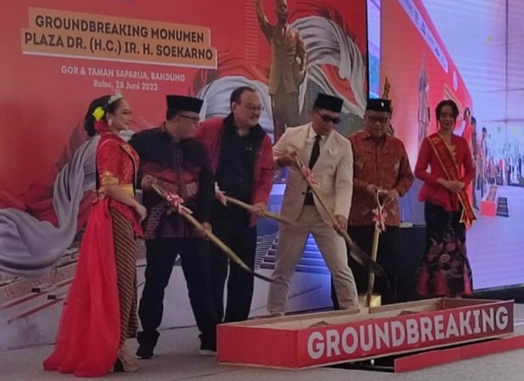 Ridwan Kamil bersama Sekretaris Jenderal DPP PDIP Hasto Kristiyanto, saat melakukan peletakan batu pertama pembangunan patung Soekarno di GOR Saparua, Kota Bandung, Rabu 28 Juni 2023.