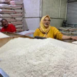 Pedagang beras di Cimahi keluhkan omset yang turun drastis. Jabar Ekspres/Cecep Herdi.