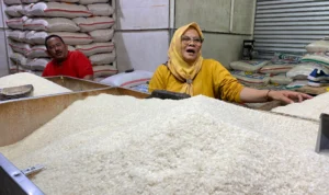 Pedagang beras di Cimahi keluhkan omset yang turun drastis. Jabar Ekspres/Cecep Herdi.