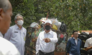 Pemkot Bandung saat meninjau kondisi sampah di TPS Taman Cibunying (20/9).