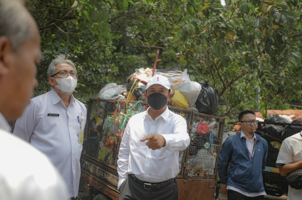 Pemkot Bandung saat meninjau kondisi sampah di TPS Taman Cibunying (20/9).