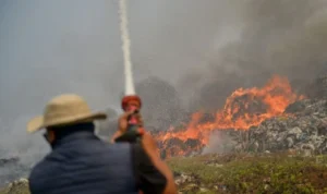 Penanganan kebakaran TPA Sarimukti dialihkan ke Pemprov Jawa Barat mulai hari ini Selasal, 12 September 2023. ANTARA/Raisan Al Farisi/Spt.