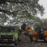Pengangkutan Sampah di Salah Satu TPS di Kota Bandung, Kamis (21/9).