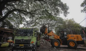 Pengangkutan Sampah di Salah Satu TPS di Kota Bandung, Kamis (21/9).