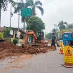 Pengerjaan saluran air di Jalan Raya Cinere, Depok menutupi badan jalan. Rubiakto/Jabar Ekspres