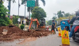 Pengerjaan saluran air di Jalan Raya Cinere, Depok menutupi badan jalan. Rubiakto/Jabar Ekspres