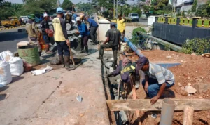 DPUPR Kota Depok melakukan perbaikan jalan amblas di kawasan GDC