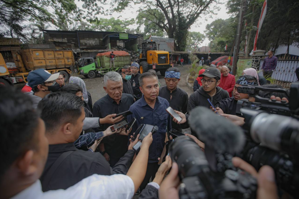 Pj Gubernur Jawa Barat saat monitoring ke 3 TPS di Kota Bandung, Kamis 21 September 2023.