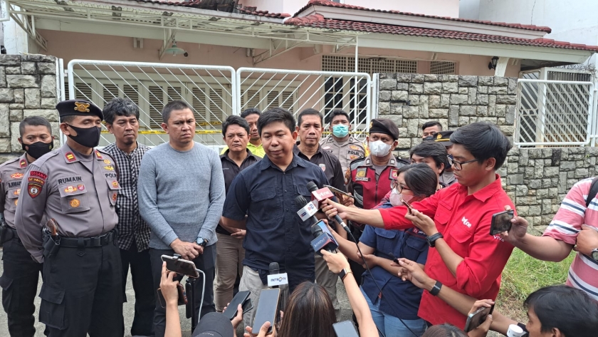 Kasubdit Jatanras Ditreskrimum Polda Metro Jaya, AKBP Saiman mengungkap pihaknya yang melakukan olah TKP dan membongkar ruangan terkunci di tempat penemuan jasad tinggal kerangka di Depok. Dok. PMJ News.