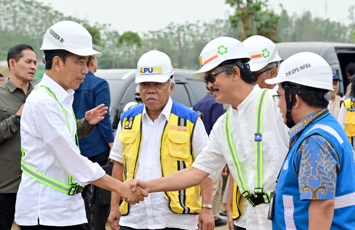 Presiden Jokowi melakukan kunjungan ke IKN dan memastikan bahwa pembangunan Istana Presiden sesuai target. ANTARA/HO-Biro Pers Sekretariat Presiden.