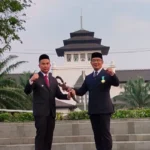 Ridwan Kamil serahkan kujang pusaka ke Pj Gubernur Jawa Barat Bey Machmudin sebagai simbol pengalihan kewenangan dan kekuasaan. ANTARA/Ricky Prayoga.