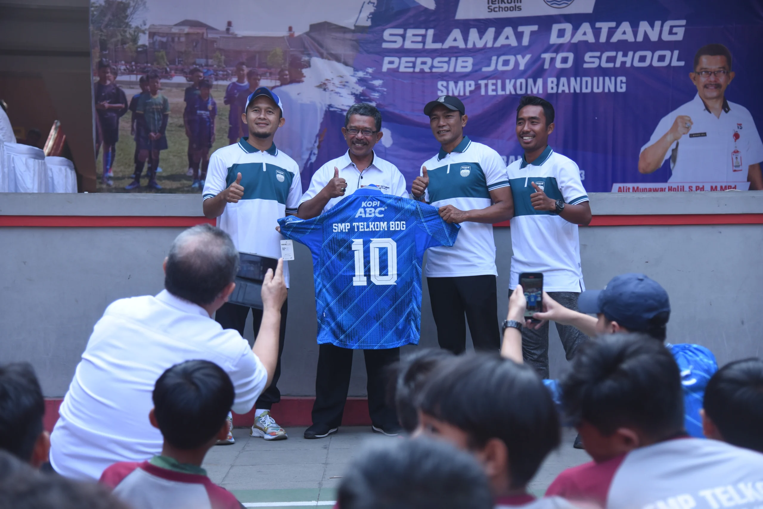 Persib Joy to School, Mantan Pemain Berbagi Ilmu dan Keceriaan/ Persib