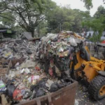 Pengangkutan sampah yang overload di TPS Taman Cibeunying, Kota Bandung (20/9).