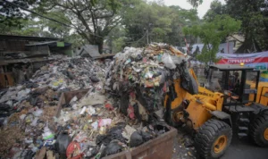 Pengangkutan sampah yang menumpuk di TPS Taman Cibeunying, Kota Bandung.