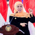 Gubernur Jawa Timur, Khofifah Indar Parawansa, menjadi pusat perhatian menjelang Pemilihan Presiden 2024. Tiga kubu calon presiden mengeluarkan rayuan secara terbuka, berharap dapat merekrut Khofifah ke dalam tim mereka.