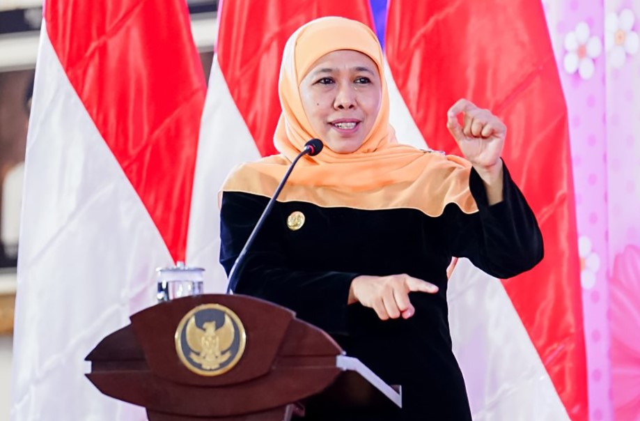 Gubernur Jawa Timur, Khofifah Indar Parawansa, menjadi pusat perhatian menjelang Pemilihan Presiden 2024. Tiga kubu calon presiden mengeluarkan rayuan secara terbuka, berharap dapat merekrut Khofifah ke dalam tim mereka.