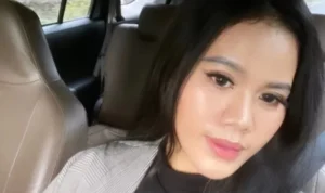 Selebgram terkenal dengan nama Siskaeee tiba di Markas Polda Metro Jaya pagi ini, dalam rangka pemanggilan oleh penyidik terkait kasus kontroversial pembuatan film porno oleh sebuah rumah produksi di Jakarta Selatan.