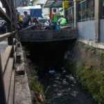 Sungai Cijambe di Desa Cinunuk, Kecamatan Cileunyi, Kabupaten Bandung volume airnya mulai menyusut dan jadi tempat sampah liar. (Pandu Muslim/Jabar Ekspres)