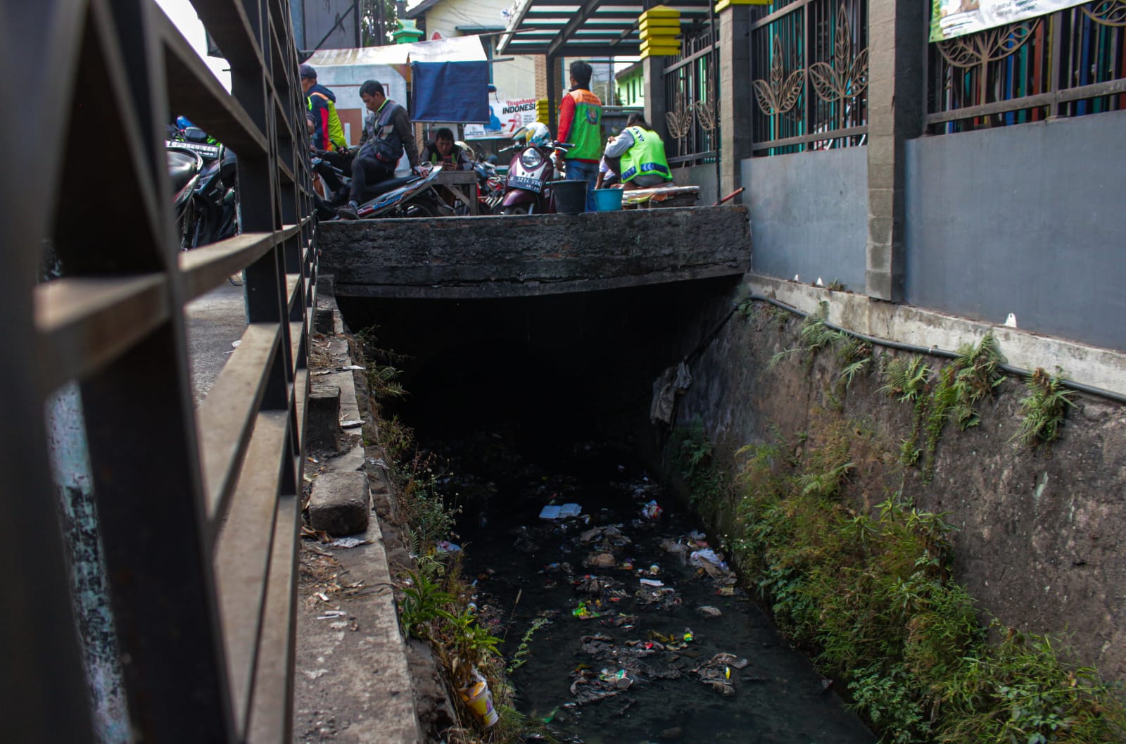 Sungai Cijambe di Desa Cinunuk, Kecamatan Cileunyi, Kabupaten Bandung volume airnya mulai menyusut dan jadi tempat sampah liar. (Pandu Muslim/Jabar Ekspres)