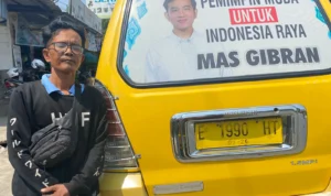 Supir angkot Cirebon, Abidi (46) bersama angkotnya bergambar Wali Kota Solo, Gibran Rakabuming. Jabar Ekspres/Ayu Lestari.