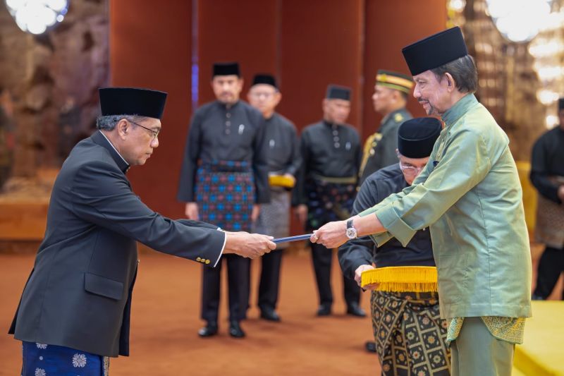 Ambassador Ubaedillah Hands Over Credentials to Sultan of Brunei