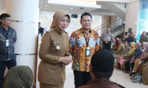 Wabup Cirebon, Wahyu Tjiptaningsih hadiri acara Harpelnas di Kantor BJB Cabang Sumber. (Dok. Humas Pemkab Cirebon)