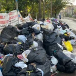 Sampah di salah satu TPS di Kota Cimahi meluber hingga ke jalan raya.