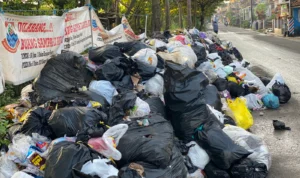 Sampah di salah satu TPS di Kota Cimahi meluber hingga ke jalan raya.