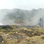 Petugas Pemadam Kebakaran Kota Cimahi berjibaku memadamkan api yang membara dikebun warga, akibat ada warga yang membakar sampah sembarangan / Cecep Herdi