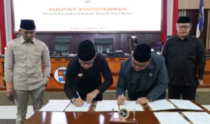 Ketua DPRD Kota Bogor, Atang Trisnanto bersama Wali Kota Bogor, Bima Arya saat menandatangani kesepakatan rancangan KUA-PPAS Tahun Anggaran 2024. (Yudha Prananda / Jabar Ekspres)
