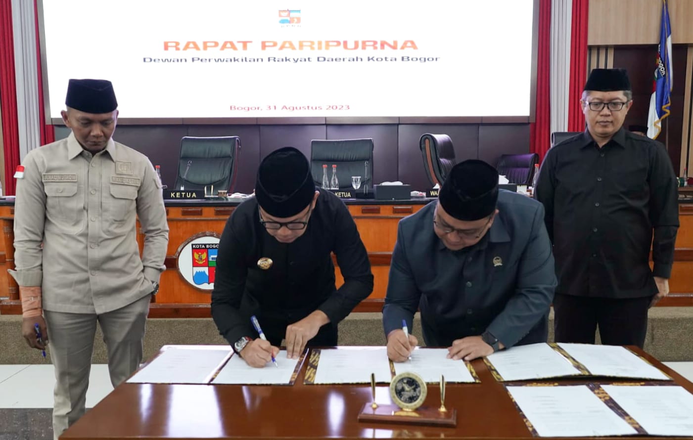 Ketua DPRD Kota Bogor, Atang Trisnanto bersama Wali Kota Bogor, Bima Arya saat menandatangani kesepakatan rancangan KUA-PPAS Tahun Anggaran 2024. (Yudha Prananda / Jabar Ekspres)