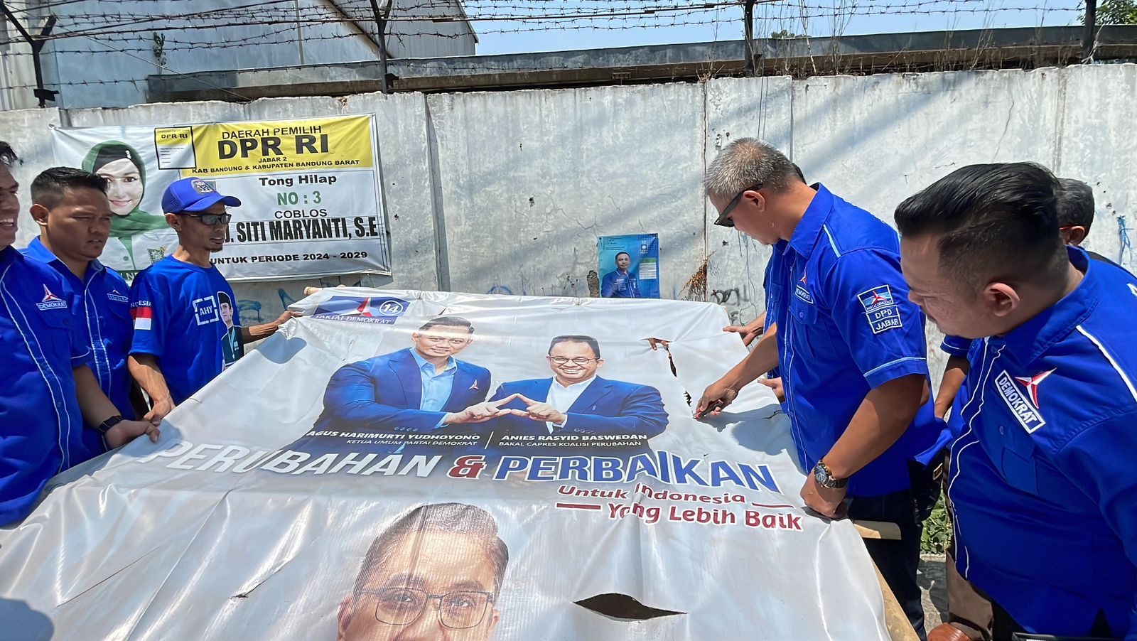 Buntut dipilihnya Cak Imin menjadi Cawapres Anies, DPC Partai Demokrat Kabupaten Bandung Lakukan Pencopotan Baliho atau Spanduk Anies. Foto Agi Jabar Ekspres