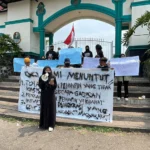 Forum Milenial Kabupaten Bandung Lakukan Aksi Tolak Anies Baswedan, Sebut Pemimpin Inkosisten. Foto Agi Jabar Ekspres