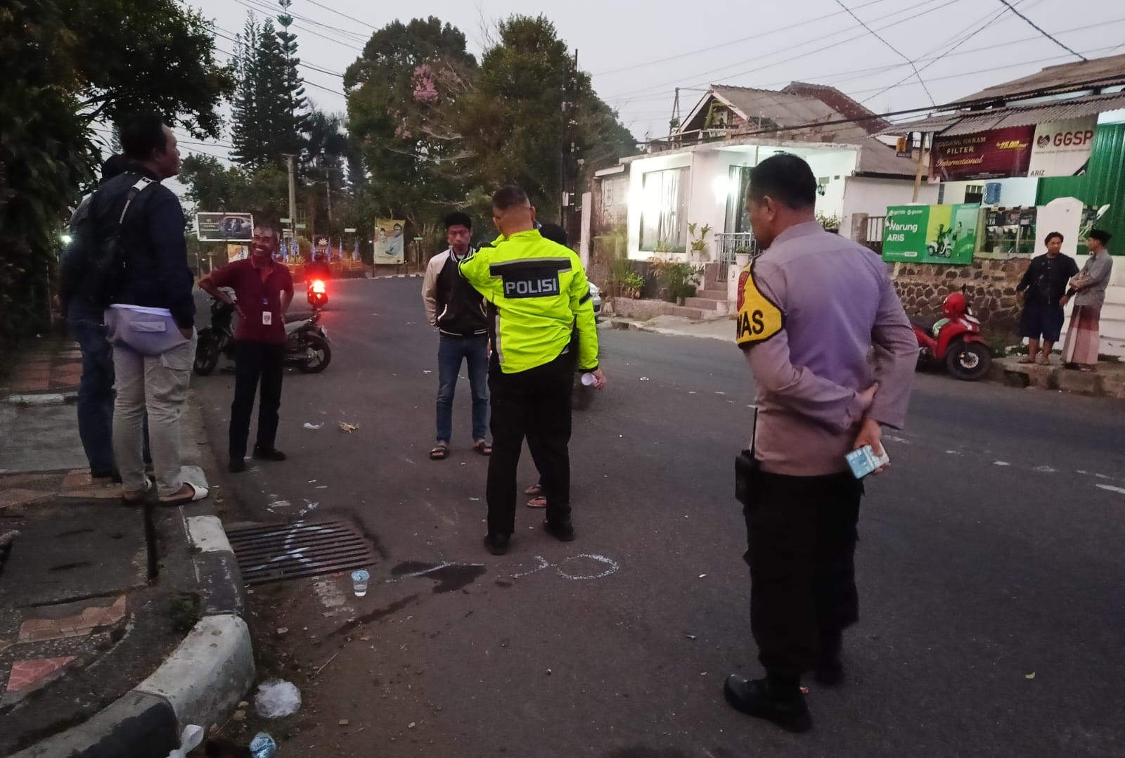 Pihak kepolisian meninjau lokasi laka lantas di Cimanggah, Kota Sukabumi.