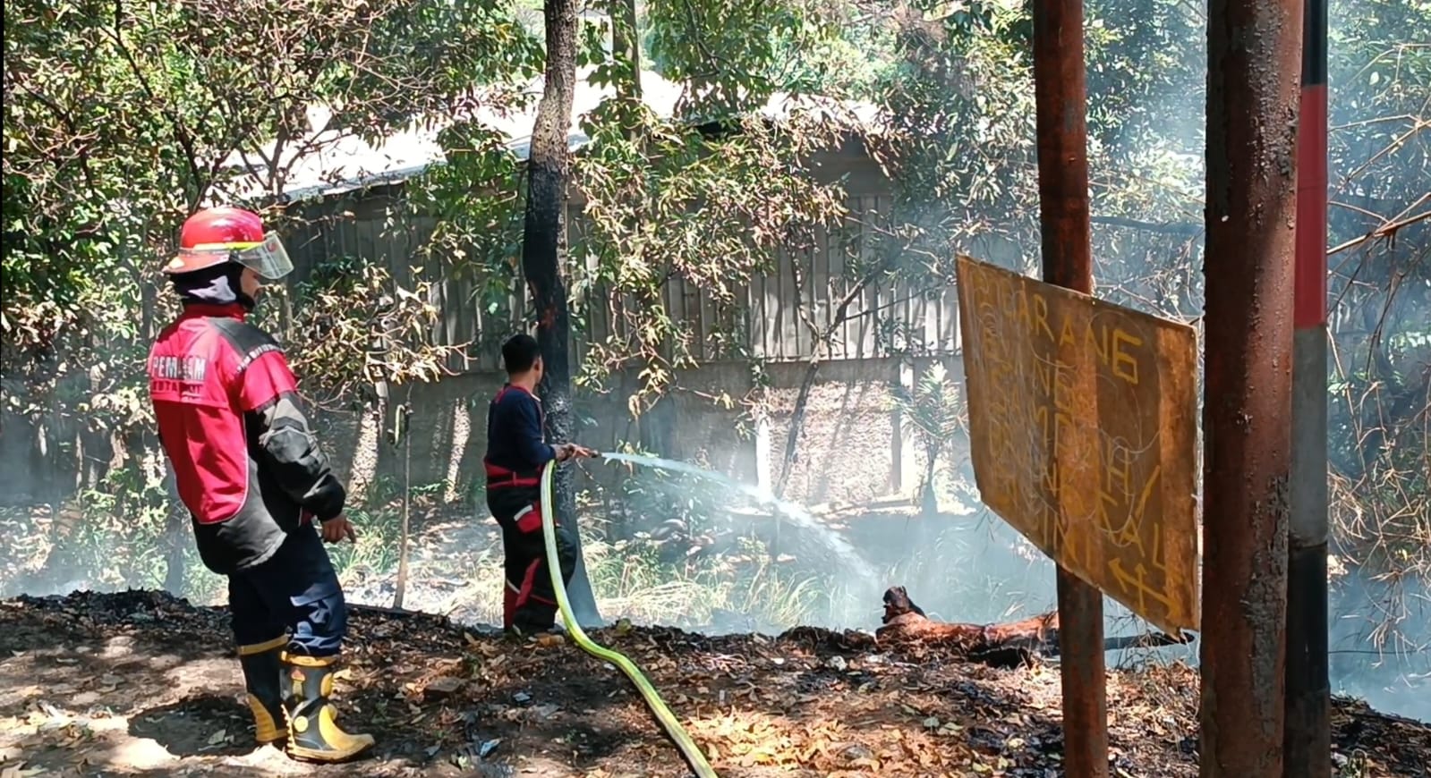 Petugas Damkar saat memadamkan kebakaran di ruang terbuka hijau di Baros Kota Cimahi. Kebakaran lahan terjadi akibat kekeringan dan pembakar sampah sembarangan./ Cecep Herdi