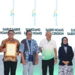 Cirebonkab Saber Hoaks saat foto bersama dengan penerima penghargaan lainnya.