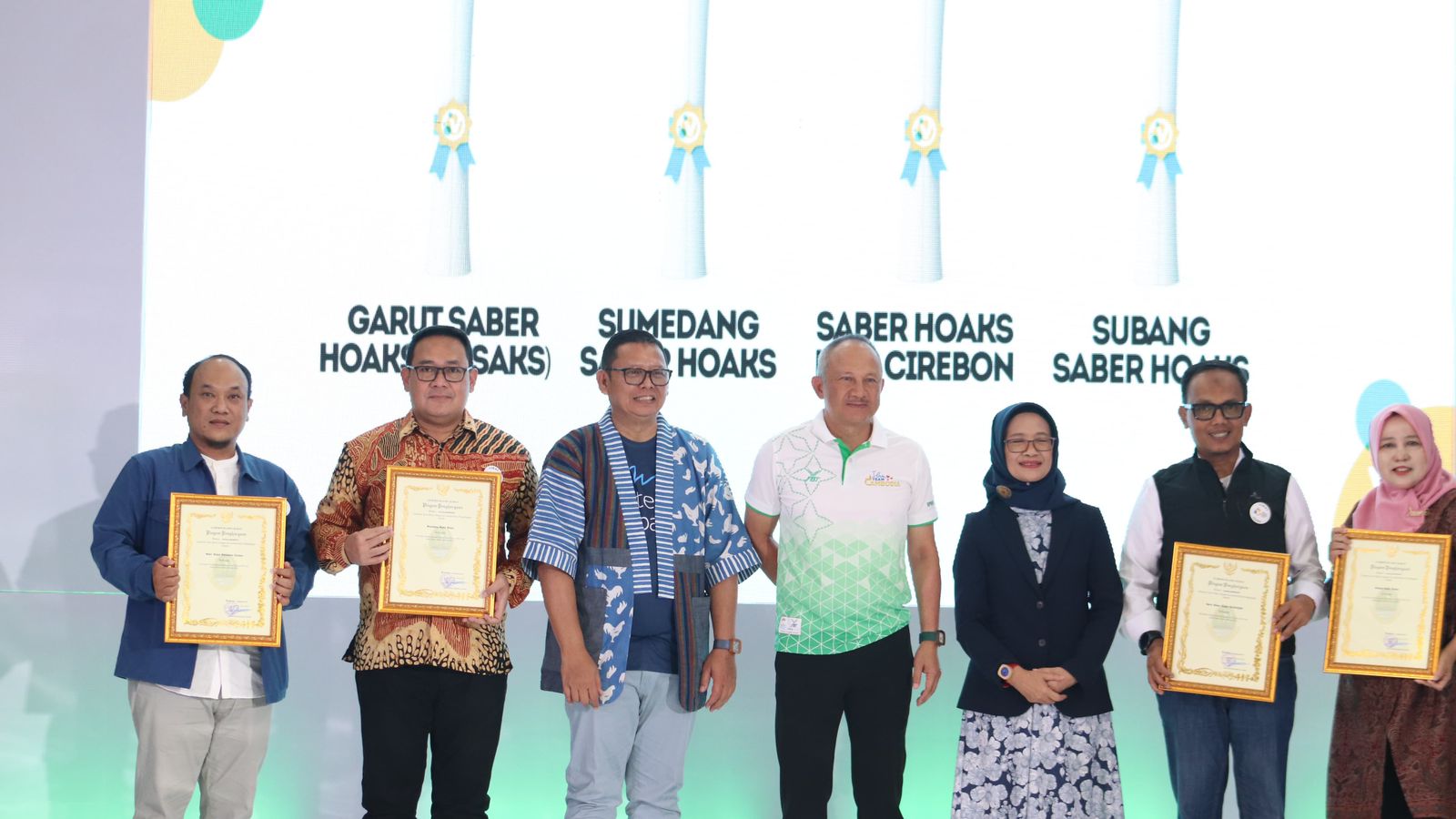 Cirebonkab Saber Hoaks saat foto bersama dengan penerima penghargaan lainnya.