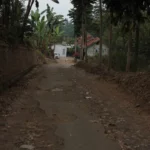 Jalan Desa Cikawari di Cimenyan, Kabupaten Bandung yang mengalami rusak parah.
