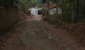 Jalanan rusak di Cimenyan, salah satu calon kecamatan di Kabupaten Bandung Timur