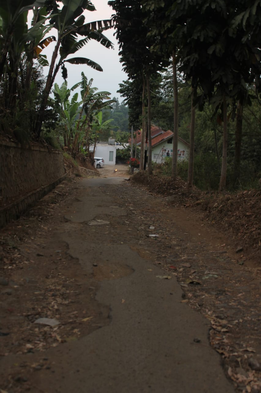 Jalanan rusak di Cimenyan, salah satu calon kecamatan di Kabupaten Bandung Timur
