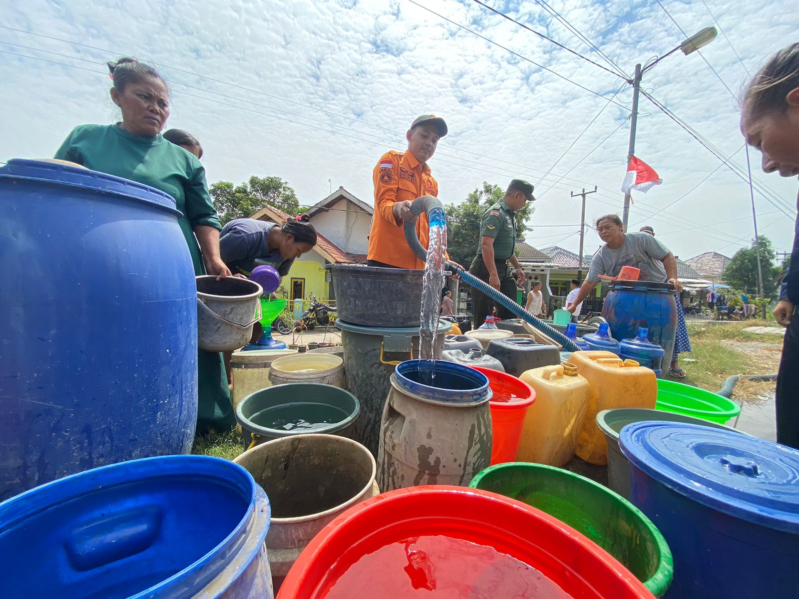BPBD Kabupaten Cirebon saat distribusi air bersih ke desa-desa.