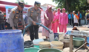 Kapolres Cirebon Kota, AKBP Rano saat membagikan air bersih di Kelurahan Karyamulya, Kecamatan Kesambi.