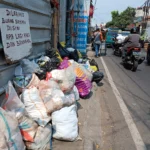Sampah menumpuk di salah satu ruas jalan di Keluraham Baros Kota Cimahi, Rabu (6/9). Terpasang jelas tulisan dilarang buang sampah di tempat tersebut./ Cecep Herdi
