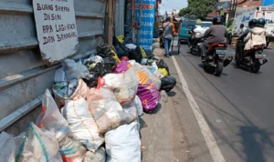Sampah menumpuk di salah satu ruas jalan di Keluraham Baros Kota Cimahi, Rabu (6/9). Terpasang jelas tulisan dilarang buang sampah di tempat tersebut./ Cecep Herdi