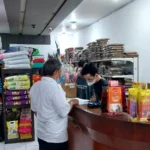 Petugas dari Bappenda Cimahi mendatangi salah satu toko yang menunggak pembayaran pajak Reklame belum lama ini.