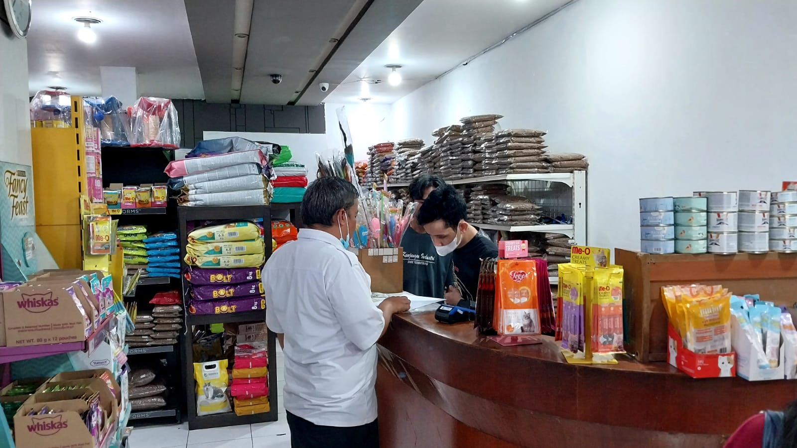 Petugas dari Bappenda Cimahi mendatangi salah satu toko yang menunggak pembayaran pajak Reklame belum lama ini.