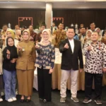 Foto bersama Wabup Cirebon, Wahyu Tjiptaningsih dengan pemateri dan peserta yang hadir.