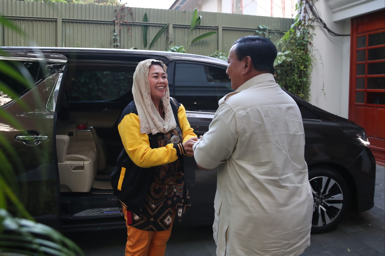 Yenny Wahid Datang ke Kediaman Prabowo, Langsung Disambut Hangat di Depan Mobil